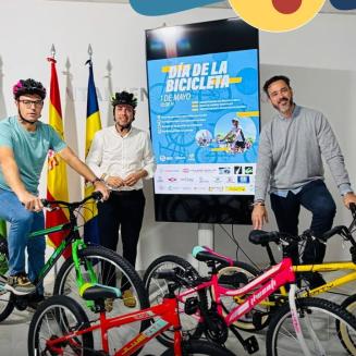 🚴‍♀️ Día de la Bicicleta Solidaria en Ogíjares  
  
El concejal y técnico del Patronato Municipal de Deportes, junto a nuestro alcalde, nos presen...