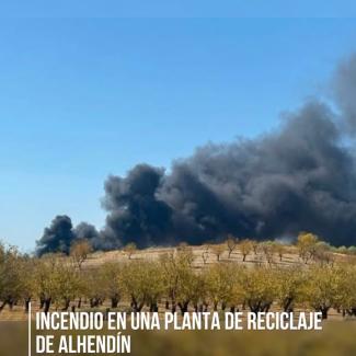 🚨 Un incendio declarado en una planta de reciclaje de Alhendín ha generado una columna de humo visible desde distintos puntos del área metropolita...