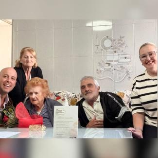 🎂 Hoy hemos tenido el placer de visitar a Antonia Sánchez Ariza con motivo de su 100 cumpleaños.  
  
El alcalde y la concejala del Área del Mayor...