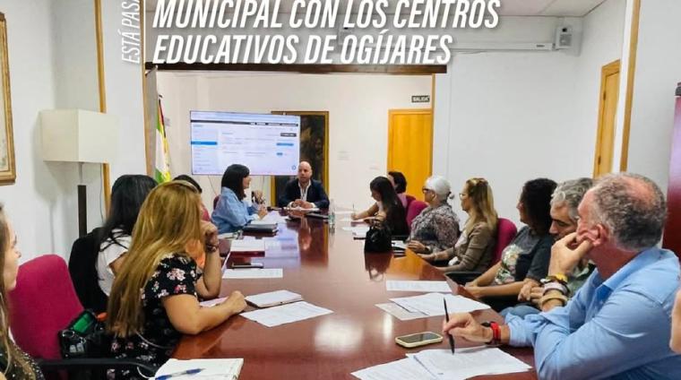 🏫 Esta mañana se ha celebrado el Consejo Escolar Municipal de Ogíjares, con la participación de todos los centros educativos del municipio:  
  
...