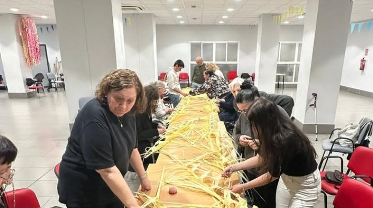 🌿 Una jornada muy especial recuperando un bonito oficio tradicional: la confección floral de las Palmas de Semana Santa 🤍  
  
El taller, organiz...