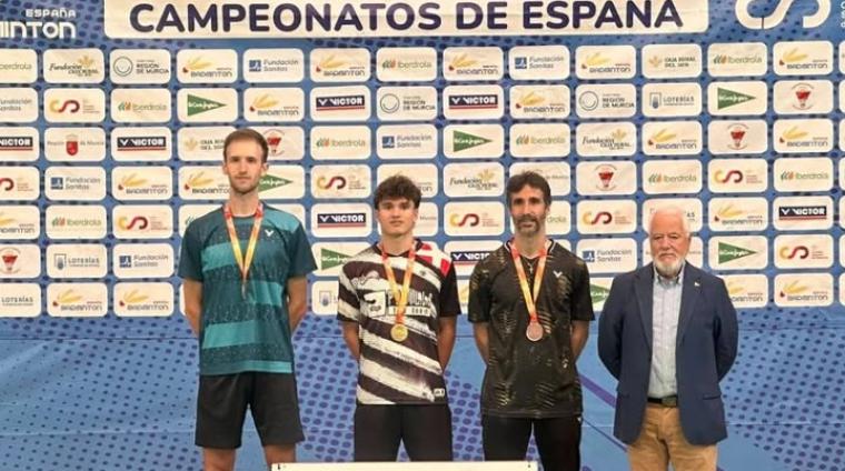 🏸🔥 ¡Orgullo de Ogíjares! Mario Rodríguez, Campeón de España Absoluto de Bádminton  
  
El volantista ogijareño Mario Rodríguez se ha proclamado e...