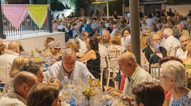 💚 Anoche vivimos una de las citas más entrañables de nuestras Fiestas: la tradicional Cena de Mayores de Ogíjares.  
  
Una velada de reencuentros...